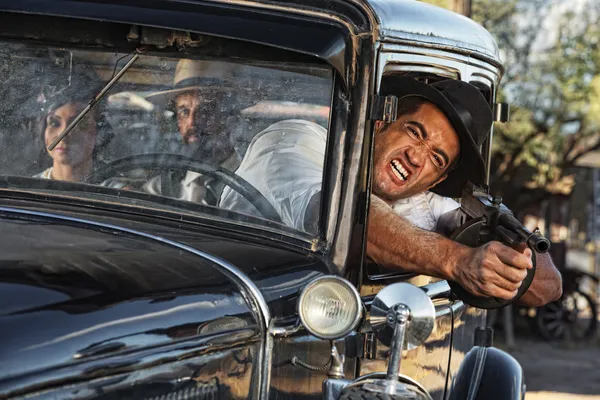 Rázného gangstera střelbu z vozu — Stock fotografie