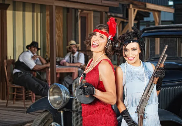 Lachen vrouwelijke gangsters — Stockfoto