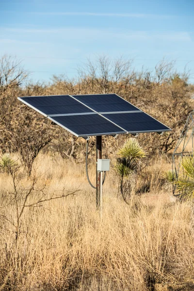 Woestijn zonnepanelen — Stockfoto