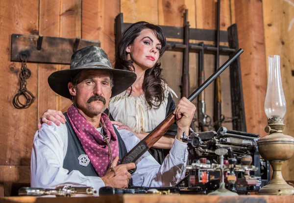 Westerse sheriff poses met vrouw — Stockfoto