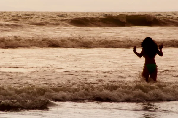 海に出て女性ヘッド — ストック写真