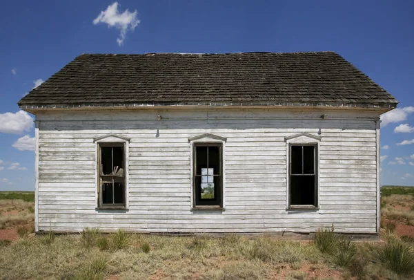 Kant van een verlaten landelijke kerk — Stockfoto