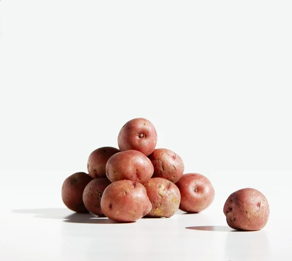 Kupie ziemniaki i samotny spud — Zdjęcie stockowe