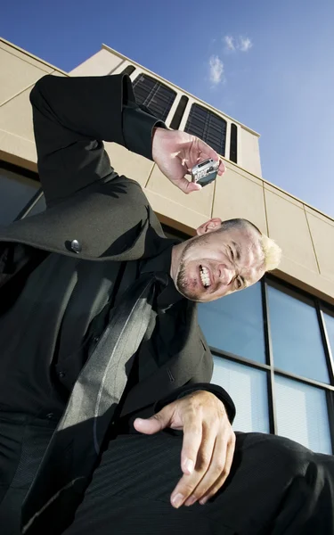 Gefrustreerd punk zakenman op zijn mobiele telefoon — Stockfoto