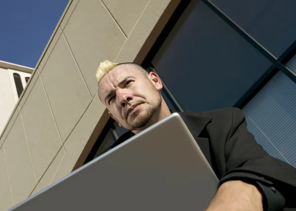 Punk zakenman met laptopcomputer — Stockfoto