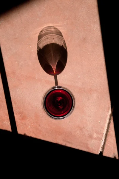 Вино стекло с драматичной тенью — стоковое фото