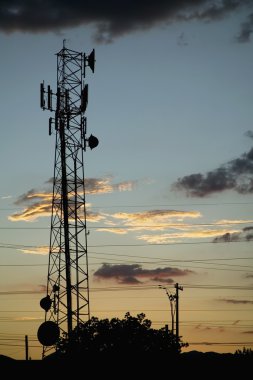 Wieża i moc linii komunikacyjnych