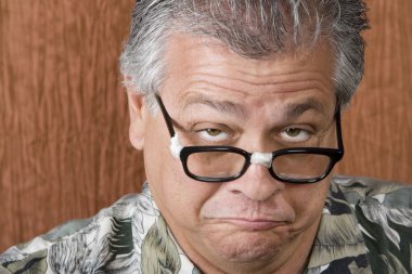 aptal adam bantlanmış gözlüklü