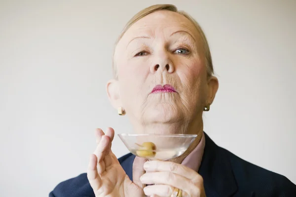 Mulher Senior dramática com um Martini — Fotografia de Stock