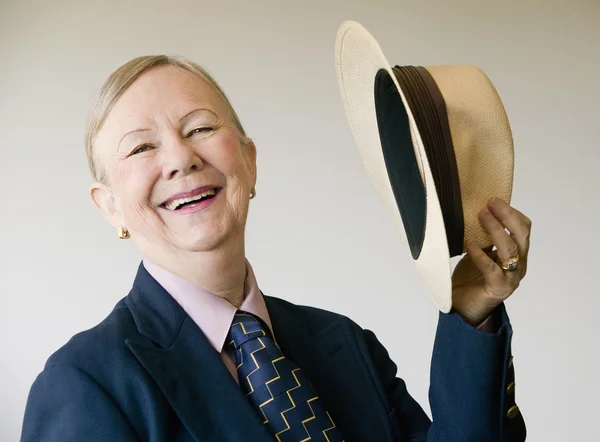 Drammatica donna anziana con un cappello — Foto Stock