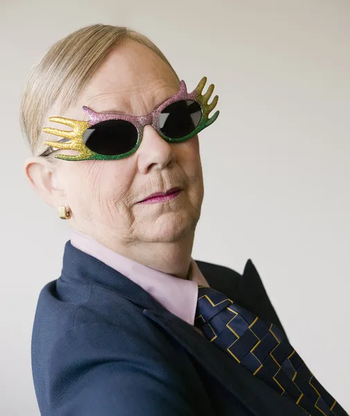 Dramatique senior femme portant des lunettes drôles — Photo