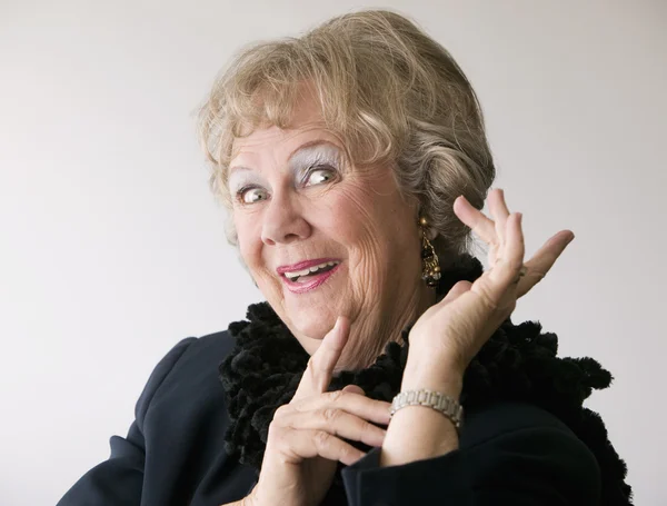 Dramatiska äldre kvinna med en boa — Stockfoto