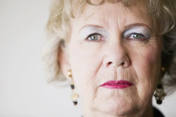 Senior vrouw met een blanco staren — Stockfoto