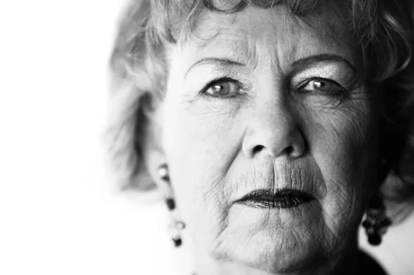 Senior vrouw met een blanco staren — Stockfoto