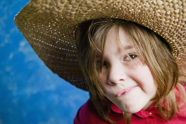 Little girl with a straw hat — Stock Photo, Image