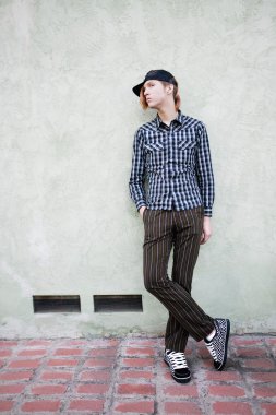 genç çocuk clothesline eğilerek