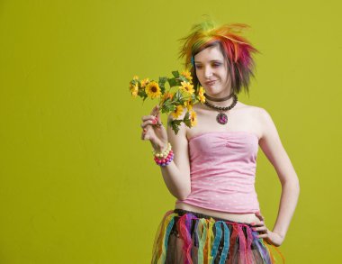 plastik çiçekler ile punk kadın