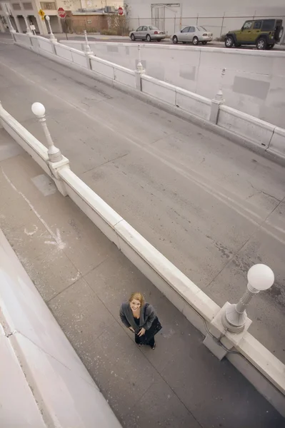 Looking Down at a Woman on the Sidwalk — Stock Photo, Image