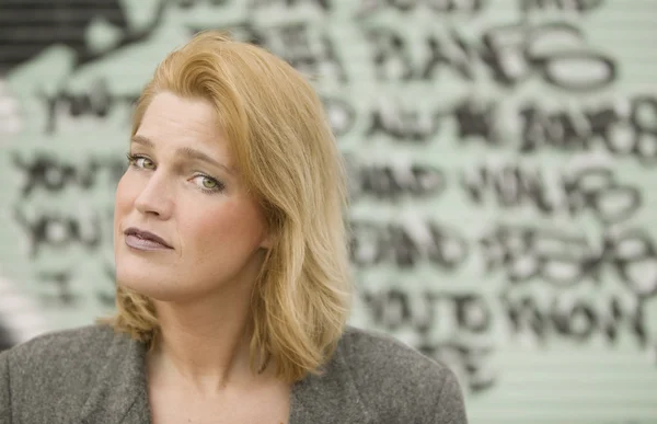 Woman in front of graffiti — Stock Photo, Image