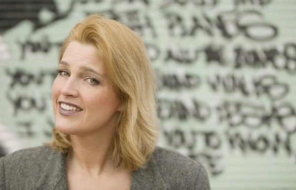 Woman in front of graffiti — Stock Photo, Image