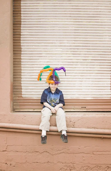 Rapaz com um chapéu de balão — Fotografia de Stock