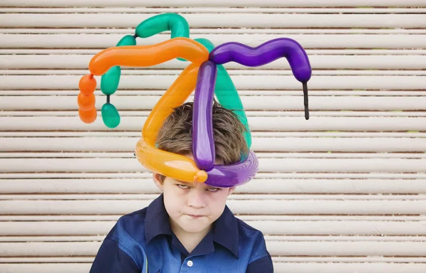 Rapaz louco com um chapéu de balão — Fotografia de Stock