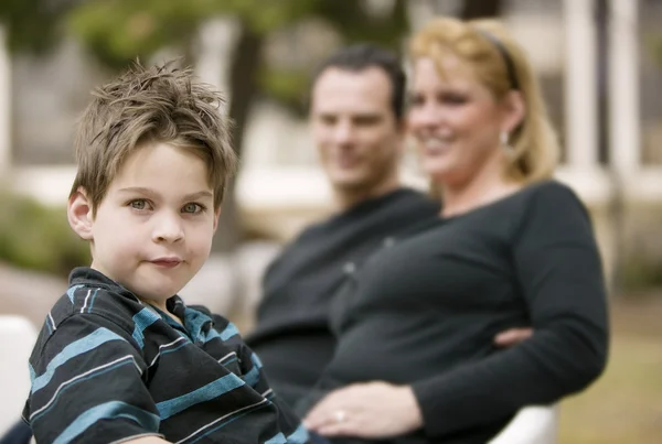 Kleine jongen met zijn vader en moeder — Stockfoto