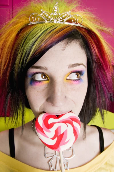 Alternativa tjej med ett hjärta lollipop — Stockfoto