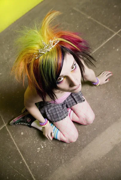 Yeşil duvar önünde punk kız — Stok fotoğraf