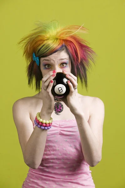 Punk vrouw met het lezen van de toekomst — Stockfoto