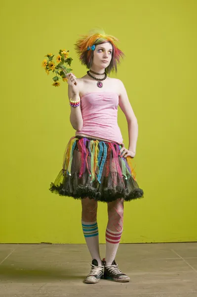 Punk kvinna med plast blommor — Stockfoto