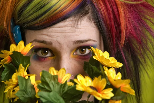 Mulher punk com flores plásticas — Fotografia de Stock