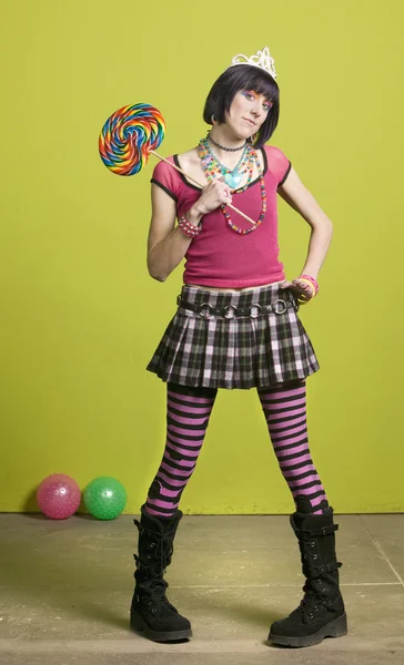 Jonge punk vrouw met een grote lolly — Stockfoto