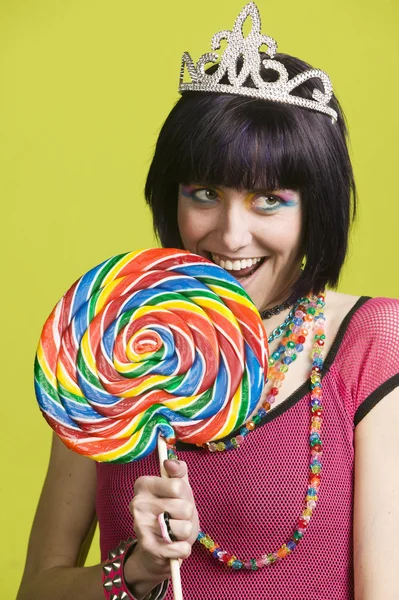 Jonge punk vrouw met een grote lolly — Stockfoto