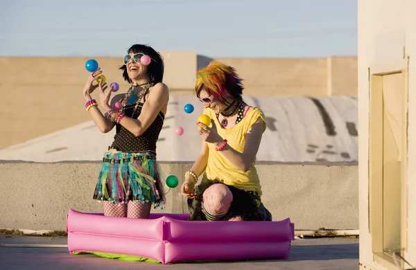 Punk meisjes jongleren plastic ballen — Stockfoto