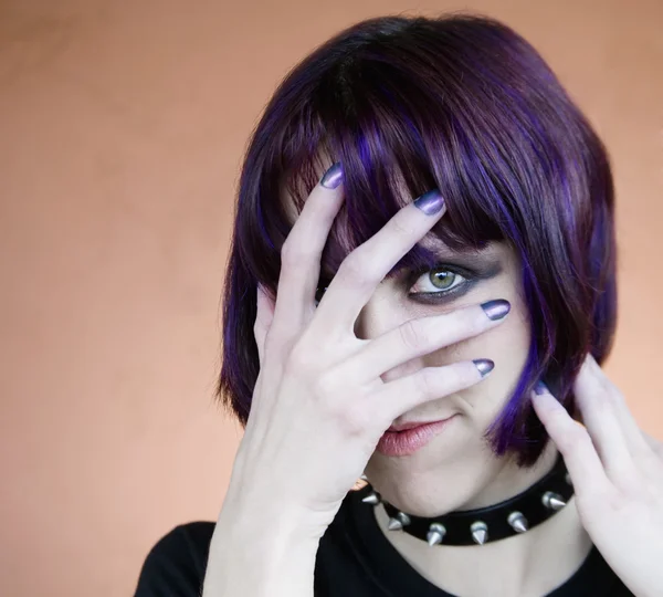 Alternativa jovem mulher com cabelo roxo — Fotografia de Stock