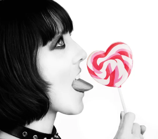 Alternatieve meisje met een hart lolly — Stockfoto