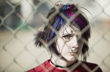 zincir bağlantı arkasındaki punk kız