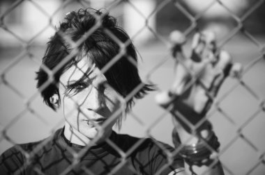 zincir bağlantı arkasındaki punk kız