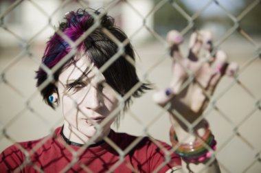 zincir bağlantı arkasındaki punk kız