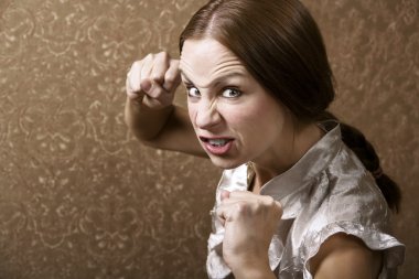 genç kadın bir yumruk atma