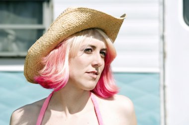 kadının önünde seyahat trailer