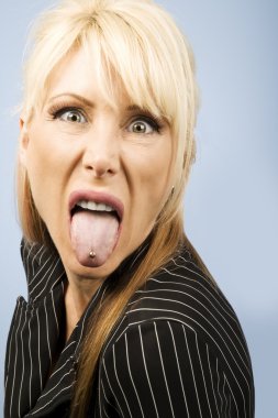 kadın onun piercing yapışmasını