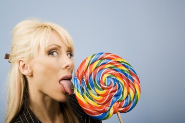 lolipop yalıyor kadın