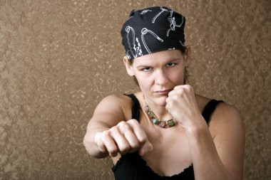 güzel bir boks bandana takan kadın