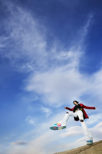 Mulher pisando contra o céu — Fotografia de Stock