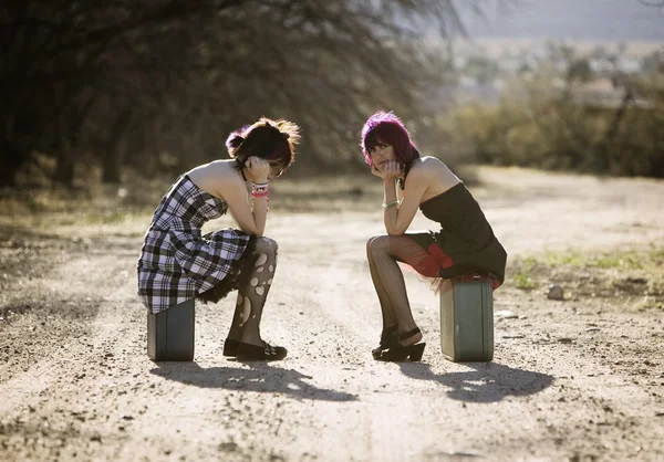 Mädchen warten auf einer Landstraße — Stockfoto