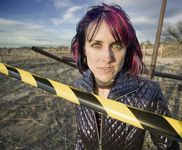 Punk meisje achter Let op tape — Stockfoto