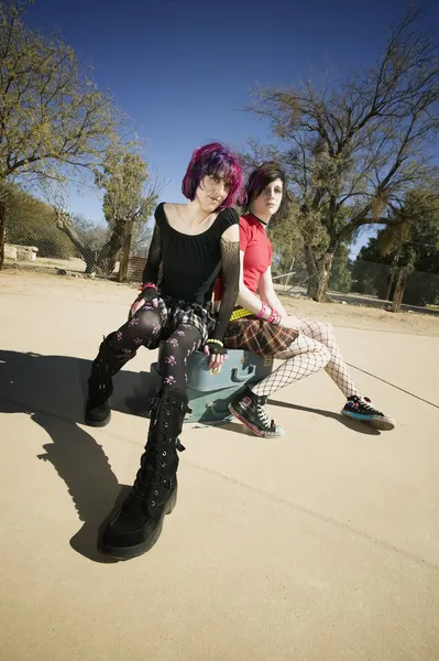 Duas garotas punk sentadas em malas — Fotografia de Stock