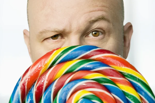 Eend in de bijt gluren achter een lolly — Stockfoto